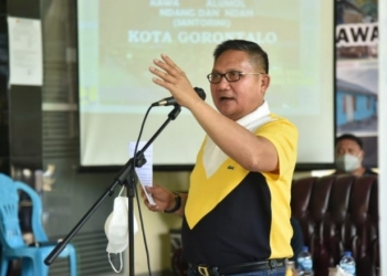 SANTORINI - Wali Kota Gorontalo, Marten Taha saat mensosialisasikan kawasan santorini. Foto (Diskominfo Kota Gorontalo)