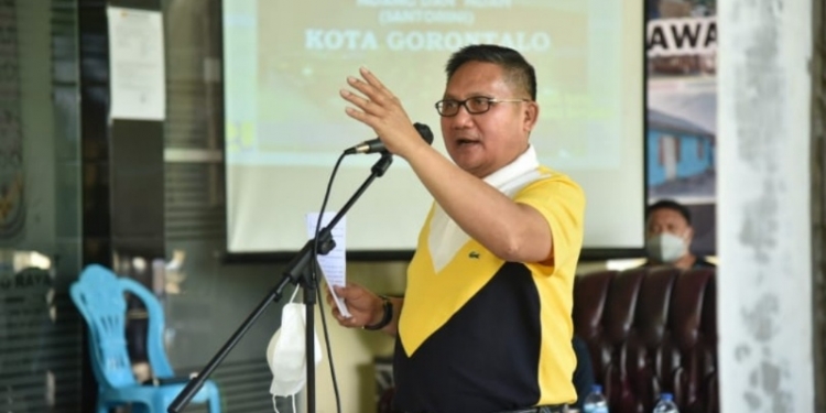 SANTORINI - Wali Kota Gorontalo, Marten Taha saat mensosialisasikan kawasan santorini. Foto (Diskominfo Kota Gorontalo)