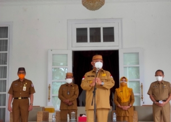 Gubernur Gorontalo, Rusli Habibie saat Konfrensi Pers di Rujab Gubernur. Foto (Ari/Gopos)