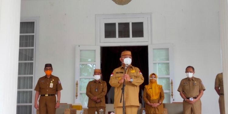 Gubernur Gorontalo, Rusli Habibie saat Konfrensi Pers di Rujab Gubernur. Foto (Ari/Gopos)