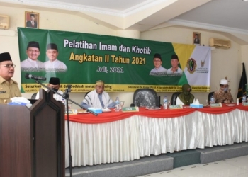 Wali Kota Gorontalo, Marten Taha saat membuka Pelatihan Khatib dan Imam. Foto (Diskominfo Kota Gorontalo)