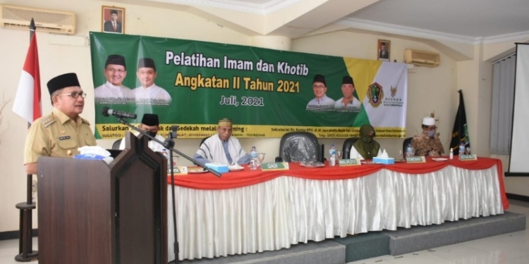 Wali Kota Gorontalo, Marten Taha saat membuka Pelatihan Khatib dan Imam. Foto (Diskominfo Kota Gorontalo)