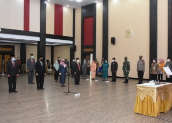 Wali Kota Gorontalo, Marten Taha saat melantik dan mengukuhkan 7 pejabat baru. Foto (Dikominfo Kota Gorontalo)