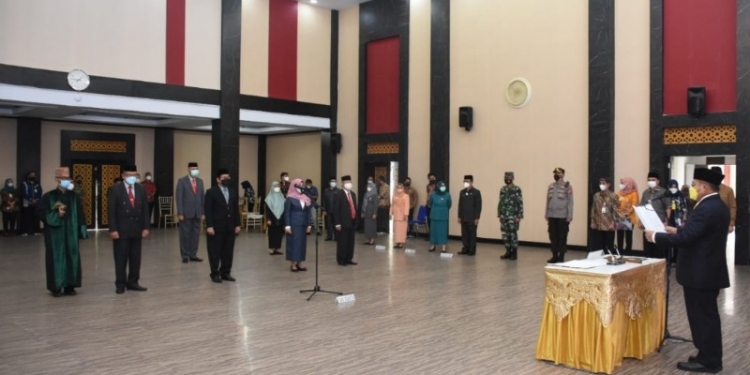 Wali Kota Gorontalo, Marten Taha saat melantik dan mengukuhkan 7 pejabat baru. Foto (Dikominfo Kota Gorontalo)