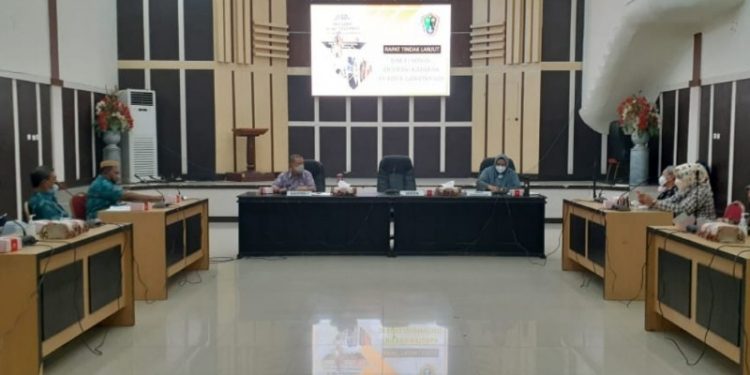 KATARAK - Rapat tindak lanjut kegiatan bakti sosial operasi katarak di aula kantor Wali Kota Gorontalo. Foto (Diskominfo Kota Grontalo)