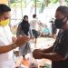 Wali Kota Gorontalo, Marten Taha saat membagikan daging qurban kepada masyarakat. Foto (Diskominfo Kota Gorontalo)