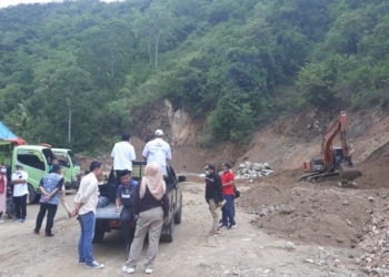 Komisi II DPRD Provinsi Gorontalo saat melakukan monitoring terhadap galian C di Bone Bolango. Foto istimewa