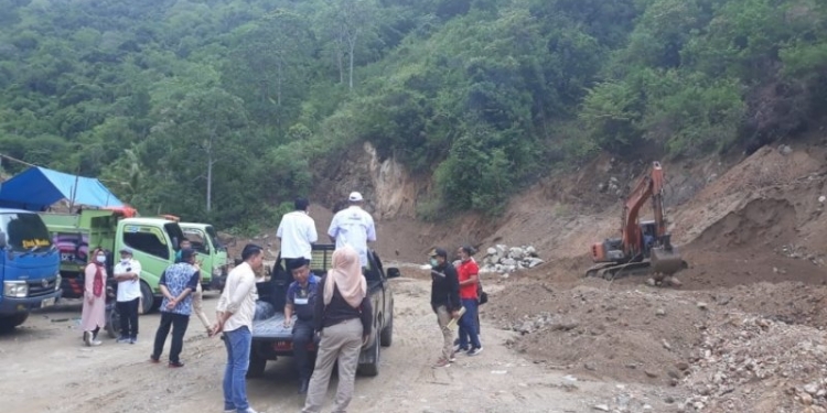 Komisi II DPRD Provinsi Gorontalo saat melakukan monitoring terhadap galian C di Bone Bolango. Foto istimewa