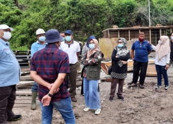 Komisi II DPRD Provinsi Gorontalo saat meninjau langsung tambang galiann c di Paguyaman. Foto Istimewa