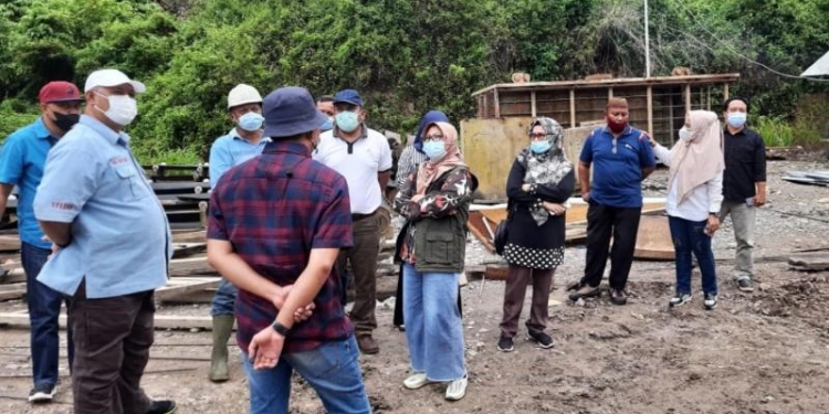 Komisi II DPRD Provinsi Gorontalo saat meninjau langsung tambang galiann c di Paguyaman. Foto Istimewa