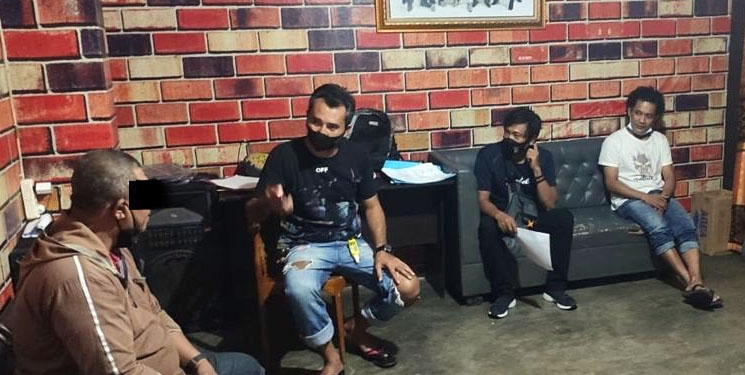 Terduga pelaku pencurian, NU, saat diamankan di Polres Gorontalo Kota. (Polda Gorontalo)