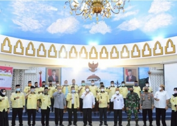 Gubernur Gorontalo Rusli Habibie didampingi Sekda Darda Daraba foto bersama dengan Ketua Umum APDESI Sindawa Tarang dan puluhan pengurus DPD APDESI Gorontalo bertempat di Kantor Gubernuran, Rabu (7/7/2021). Gubernur Rusli menjanjikan beasiswa S1 bagi kepala desa se-Gorontalo. (Foto: Istimewa)