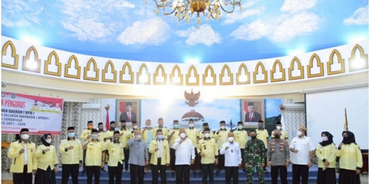 Gubernur Gorontalo Rusli Habibie didampingi Sekda Darda Daraba foto bersama dengan Ketua Umum APDESI Sindawa Tarang dan puluhan pengurus DPD APDESI Gorontalo bertempat di Kantor Gubernuran, Rabu (7/7/2021). Gubernur Rusli menjanjikan beasiswa S1 bagi kepala desa se-Gorontalo. (Foto: Istimewa)