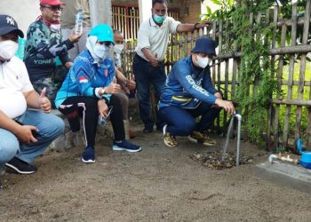 Bupati Bone Bolango Hamim Pou didampingi Wakil Bupati Merlan S. Uloli dan Kepala PDAM Bone Bolango Yusar Laya saat memastikan program pemasangan 1200 sambungan air telah dirasakan warga. (Foto Istimewa)