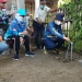 Bupati Bone Bolango Hamim Pou didampingi Wakil Bupati Merlan S. Uloli dan Kepala PDAM Bone Bolango Yusar Laya saat memastikan program pemasangan 1200 sambungan air telah dirasakan warga. (Foto Istimewa)