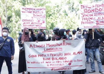Puluhan mahasiswa yang tergabung dalam Aliansi Mahasiswa Peduli Lingkungan menggelar aksi demo dihalaman Kantor Bupati Bone Bolango (Foto Onal/Prokopim)