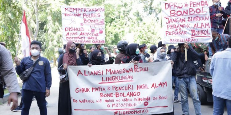 Puluhan mahasiswa yang tergabung dalam Aliansi Mahasiswa Peduli Lingkungan menggelar aksi demo dihalaman Kantor Bupati Bone Bolango (Foto Onal/Prokopim)