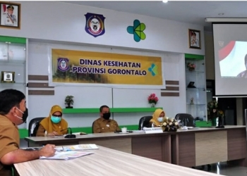 Wagub Gorontalo H. Idris Rahim (kedua kanan) mengikuti rakorev penanganan COVID-19 yang dipimpin oleh Menkes RI Budi Gunadi Sadikin secara virtual di aula Kantor Dinas Kesehatan Provinsi Gorontalo, Senin (12/7/2021). (Foto : Istimewa)