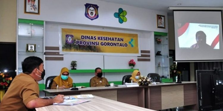 Wagub Gorontalo H. Idris Rahim (kedua kanan) mengikuti rakorev penanganan COVID-19 yang dipimpin oleh Menkes RI Budi Gunadi Sadikin secara virtual di aula Kantor Dinas Kesehatan Provinsi Gorontalo, Senin (12/7/2021). (Foto : Istimewa)