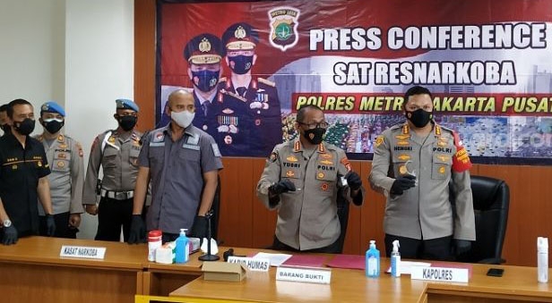 Polisi saat menunjukkan barang bukti kasus sabu nia Ramadhani dan Ardi Bakrie. (Suara.com)