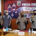 Polisi saat menunjukkan barang bukti kasus sabu nia Ramadhani dan Ardi Bakrie. (Suara.com)