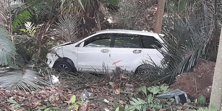 Sebuah minibus Toyota Avanza jatuh ke jurang di Desa Pontolo, Kecamatan Kwandang, Kabupaten Gorontalo, Jumat (9/7/2021).