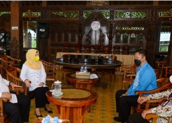 Suasana pertemuan Gubernur Rusli didampingi istri Idah Syahidah, silahturahmi dengan Kepala BNNP Gorontalo yang baru Brigjenpol Sukandar di kediaman pribadi Gubernur ,Rabu (7/7/2021). (Foto : Istimewa)