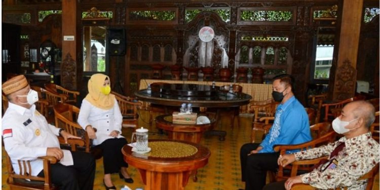 Suasana pertemuan Gubernur Rusli didampingi istri Idah Syahidah, silahturahmi dengan Kepala BNNP Gorontalo yang baru Brigjenpol Sukandar di kediaman pribadi Gubernur ,Rabu (7/7/2021). (Foto : Istimewa)