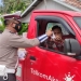 Salah satu anggota kepolisian di Satuan Lalu Lintas Polres Bone Bolango saat melakukan himbauan penggunaan masker kepada masyarakat. (Foto Istimewa)