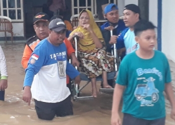 Salah seorang warga Desa Dengilo dievakuasi saat banjir melanda. (istimewa)