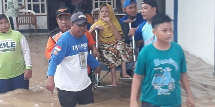 Salah seorang warga Desa Dengilo dievakuasi saat banjir melanda. (istimewa)