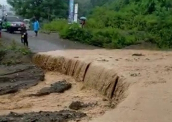 Banjir yang melanda Desa Bulontala, Suwawa Selatan mengakibatkan akses jalan terputus. (aldy/gopos)
