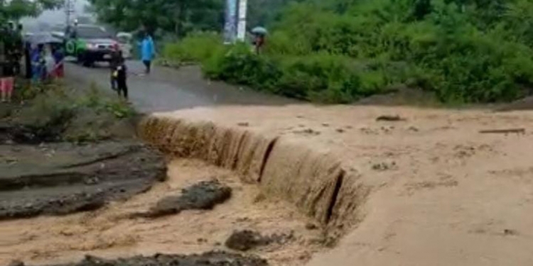 Banjir yang melanda Desa Bulontala, Suwawa Selatan mengakibatkan akses jalan terputus. (aldy/gopos)