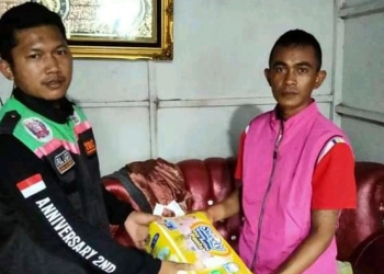 Penyerahan bantuan untu korban kebakaran barak pekerja PT PG Gorontalo. (istimewa)