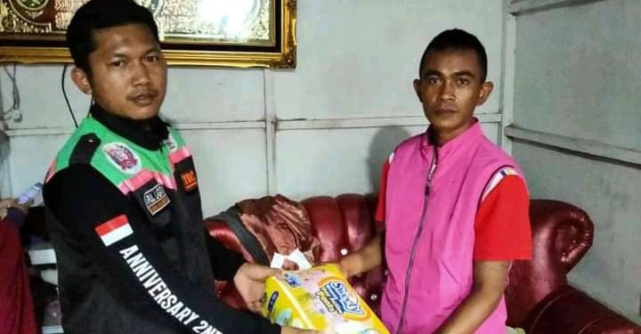 Penyerahan bantuan untu korban kebakaran barak pekerja PT PG Gorontalo. (istimewa)