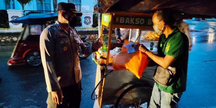 Kapolres Bone Bolango, AKBP Suka Irawanto menyerahkan bantuan sembako bagi pedagang kecil di wilayah Kota Gorontalo, Jumat (16/7/2021). (Humas Polres Gorontalo)
