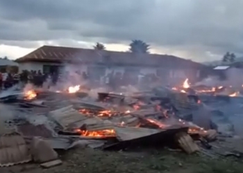 Kebakaran yang melanda barak pekerja PT Pabrik Gula Gorontalo, Selasa (6/7/2021). (istimewa)