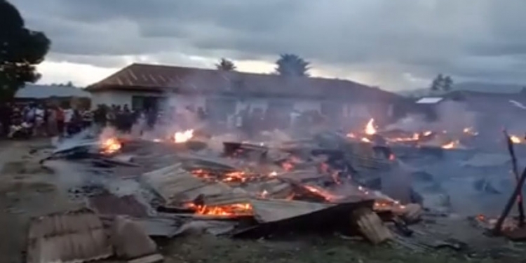 Kebakaran yang melanda barak pekerja PT Pabrik Gula Gorontalo, Selasa (6/7/2021). (istimewa)