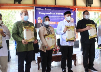 Wakil Ketua DPR RI, Rachmat Gobel didampingi Bupati Bone Bolango, Hamim Pou, Wakil Bupati Bone Bolango, Merlan S. Uloli dan jajaran Forkopimda serta Direktur Bisnis Perum Bulog Febby Novita saat menghadiri penyerahan bantuan beras Fortivit di Kabupaten Bone Bolango. (Foto Onal/Prokopim)