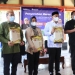 Wakil Ketua DPR RI, Rachmat Gobel didampingi Bupati Bone Bolango, Hamim Pou, Wakil Bupati Bone Bolango, Merlan S. Uloli dan jajaran Forkopimda serta Direktur Bisnis Perum Bulog Febby Novita saat menghadiri penyerahan bantuan beras Fortivit di Kabupaten Bone Bolango. (Foto Onal/Prokopim)