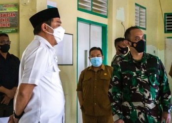 Bupati Bone Bolango, Hamim Pou saat meninjau sarana dan prasarana RSUD Toto Kabila. (Foto Yudha/Prokopim)