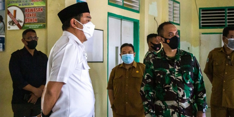 Bupati Bone Bolango, Hamim Pou saat meninjau sarana dan prasarana RSUD Toto Kabila. (Foto Yudha/Prokopim)