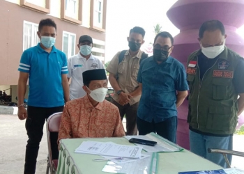 Bupati Gorontalo, Nelson Pomalingo Bersama Kepala Dinas Kesehatan Kabupaten Gorontalo, Roni Sampir saat mengunjungi Mess Haji Kota Gorontalo untuk menjenguk pasien terinfeksi virus Covid-19. (Istimewa)