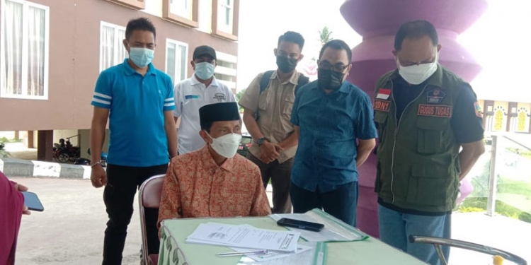 Bupati Gorontalo, Nelson Pomalingo Bersama Kepala Dinas Kesehatan Kabupaten Gorontalo, Roni Sampir saat mengunjungi Mess Haji Kota Gorontalo untuk menjenguk pasien terinfeksi virus Covid-19. (Istimewa)