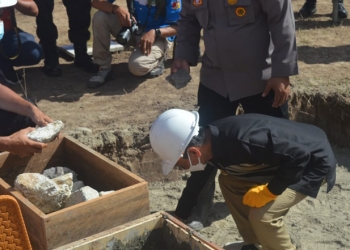 Bupati Gorontalo, Nelson Pomalingo, melakukan peletakan batu pertama pembangunan RS Bhayangkara Gorontalo, Kamis (1/7/2021). (putra/gopos)