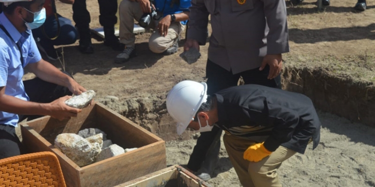 Bupati Gorontalo, Nelson Pomalingo, melakukan peletakan batu pertama pembangunan RS Bhayangkara Gorontalo, Kamis (1/7/2021). (putra/gopos)