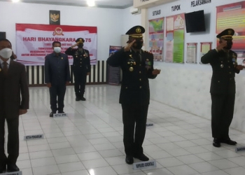 Bupati Gorontalo, Nelson Pomalingo (kiri) bersama Kapolres Gorontalo, AKBP Ade Permana (tengah),  Dandim 1314/Gorontalo Utara, Letkol Kav Embi Triono mengikuti upacara Hari Bhyangkara ke-75 secara virtual di Aula Titimenga Polres Gorontalo, Kamis (1/7/2021). (siswoyo/gopos)