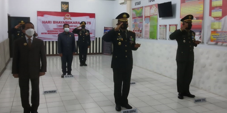 Bupati Gorontalo, Nelson Pomalingo (kiri) bersama Kapolres Gorontalo, AKBP Ade Permana (tengah),  Dandim 1314/Gorontalo Utara, Letkol Kav Embi Triono mengikuti upacara Hari Bhyangkara ke-75 secara virtual di Aula Titimenga Polres Gorontalo, Kamis (1/7/2021). (siswoyo/gopos)