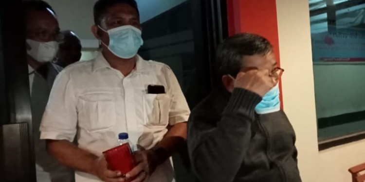 Bupati Gorontalo Utara, Indra Yasin (depan) keluar dari ruang pemeriksaan Tidpikor Sat Reskrim Polres Gorontalo Kota. Indra menjalani pemeriksaan sebagai saksi berkaitan perkara pinjam meminjam, Selasa (14/7/2021).(sari/gopos)