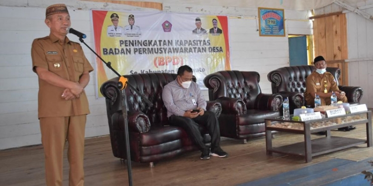 Bupati Pohuwato, Saipul Mbuinga, memberikan sambutan pada pelatihan BPD se Kecamatan Popaya-Lemito, Senin (12/7/2021)